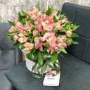 Шляпная коробка с цветами «Альстромерия в коробке»