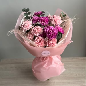 Букет «Райская птица с мискантусом» из гвоздик