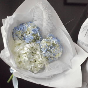 Букет из голубых и белой гортензии