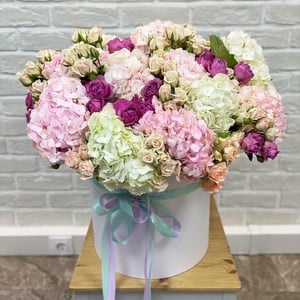 Шляпная коробка с цветами «Зефирный» из роз и гортензий