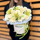 Шляпная коробка с цветами «Нежность» из роз и альстромерий