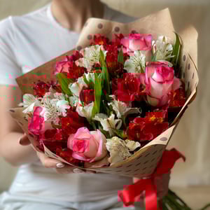 Букет «Радость встречи» из альстромерий и роз