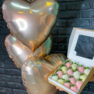 Клубника в шоколаде 16 шт. и шары 3 шт.