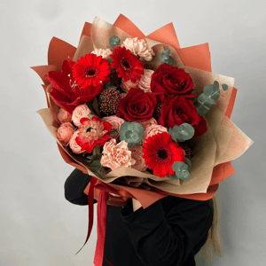 Букет «С любовью» из роз и гербер