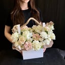 Коробка с цветами «Цветы в ящике из роз и эустом»