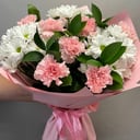 Букет из хризантем, диантусов и рускуса