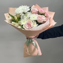 Нежный букет ассорти из роз и хризантем