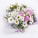 Композиция «Нежность полей» из роз и хризантем