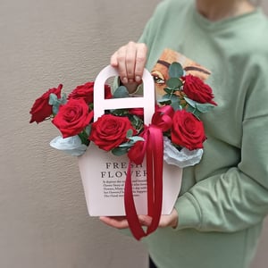 Коробка с цветами «Сладкая вишня» из роз