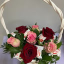 Корзина с цветами «Сюрприз» из роз