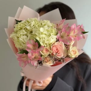 Букет из гортензии, роз, альстромерий