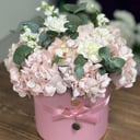 Шляпная коробка с цветами «Нежность облаков» из экзотических цветов и гортензий