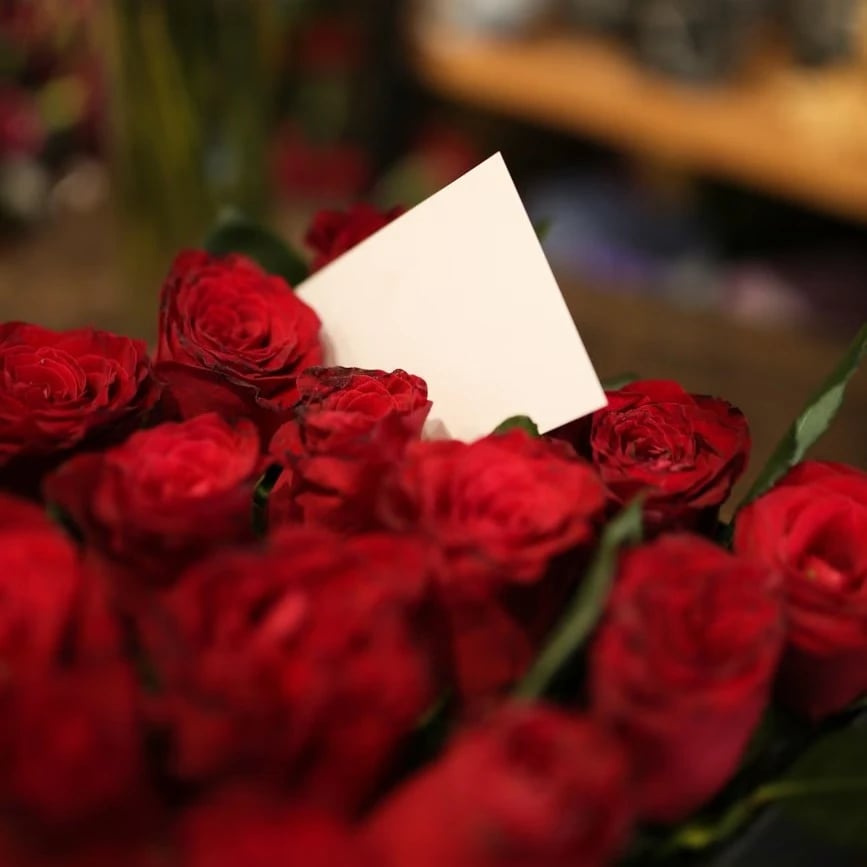 Roter Rosenstrauß mit Karte