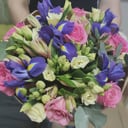 Букет «Райские грезы» из роз и ирисов