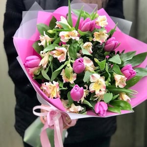 Букет из тюльпанов и альстромерии