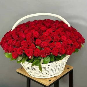 201 роз в корзине