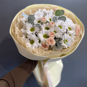 Букет из роз и хризантем в стильном оформлении