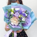 Букет «С любовью» из роз и фрезии