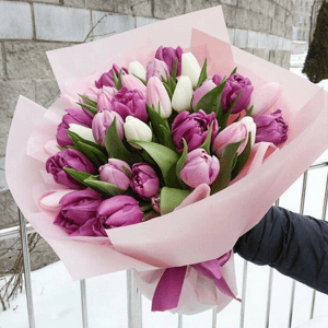 Букет из белых и фиолетовых тюльпанов