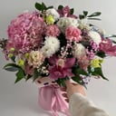 Шляпная коробка с цветами «Шикарная композиция в коробке Зефирка» из эустом и хризантем