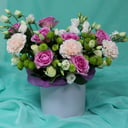 Шляпная коробка с цветами «Капризная моя» из роз и эустом