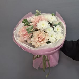Букет из французских роз с хризантемой