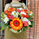 Корзина с цветами «Пылающее солнышко» из роз и гербер