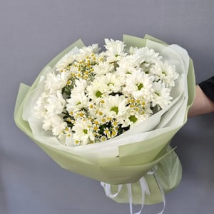 Букет из матрикарии и хризантемы ромашки