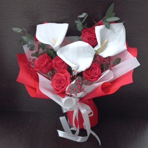 Букет «Яркие чувства» из роз и калл