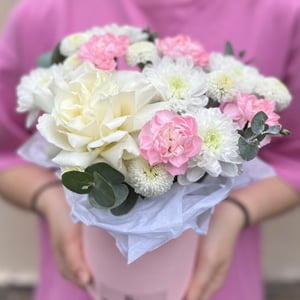 Цветы в коробке из хризантем