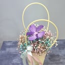 Композиция «Гипсофила радужная и орхидея Ванда»