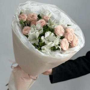 Букет из кустовой розы и альстромерии