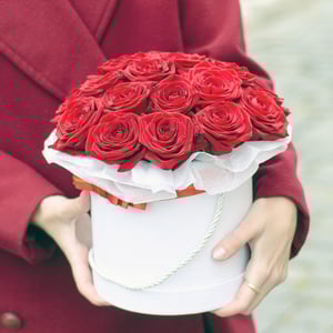 Шляпная коробка с цветами «Ред наоми» из роз