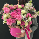 Шляпная коробка с цветами «Композиция "Цветочная симфония"» из роз и альстромерий