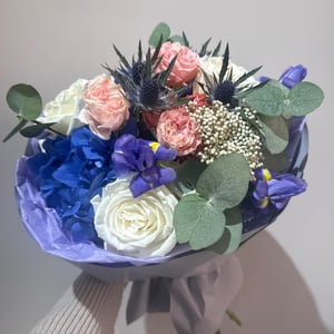 Сиреневый букет из ирисов и роз