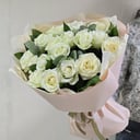 Букет белых роз с эвкалиптом