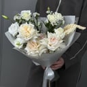 Букет «Снежное очарование» из роз и эустом