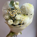 Сборный белоснежный букет с хризантемой из роз и ромашек