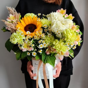 Коробка с цветами «Подсолнух, гортензия и гвоздики»