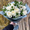 Букет «Белые розы с альстромерией»