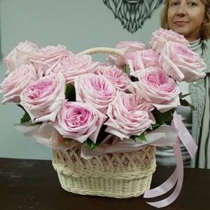 Ароматные розы в корзине