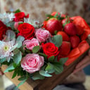 Подарочный набор «Сердце с клубникой и цветами» из роз и хризантем