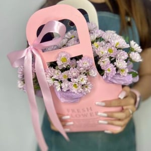 Коробка с цветами «Сумочка с Сантини» из хризантем