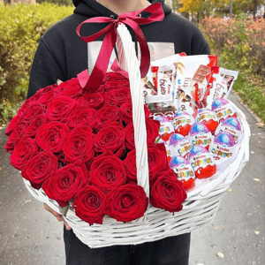 Корзина роз и киндера