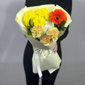 Букет «Солнечный мир» из гвоздик и хризантем
