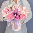 Шляпная коробка с цветами «Композиция с гортензией и орхидеей»