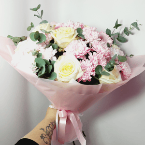 Букет Нежное сияние из роз и хризантем