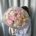 Букет с хризантемами и диантусами