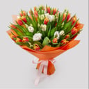Букет «Весенняя палитра (бело-оранжевая)» из тюльпанов и эустом