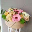 Шляпная коробка с цветами «Светлые мечты» из гербер и экзотических цветов